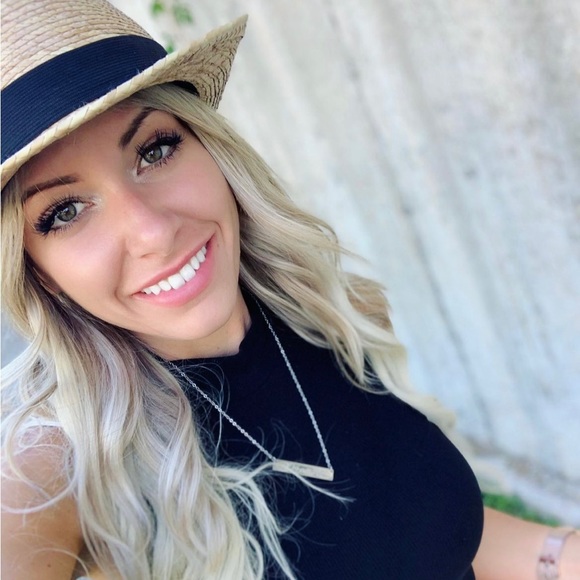 Meet your Posher, Lauren - Picture 1 of 4